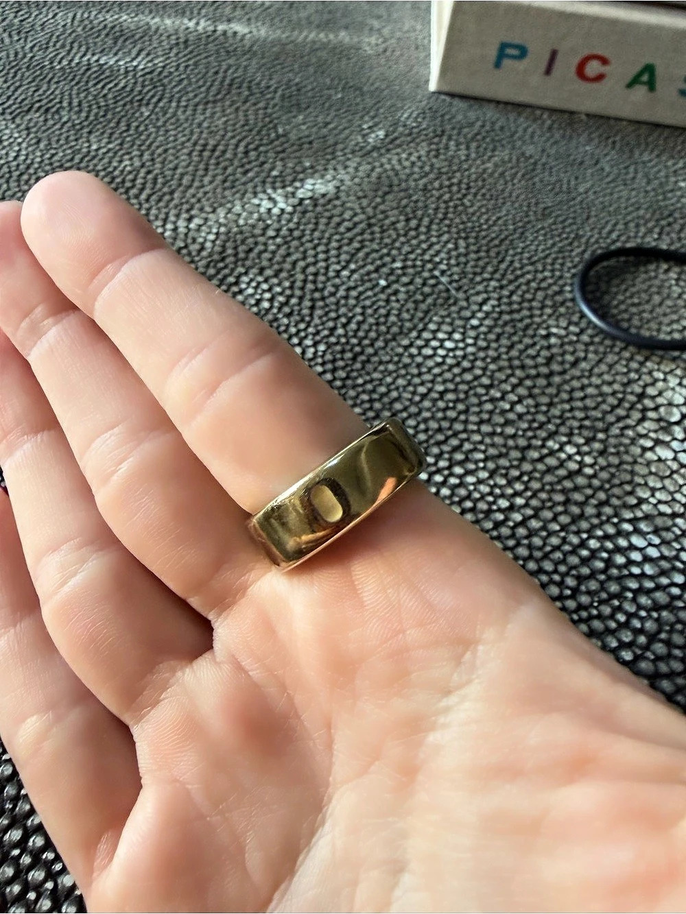 Oura Ring Gen3 in Gold size 8 - Picture 4 of 9